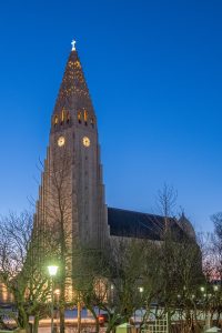 Hallgrímskirkja in der Morgendämmerung