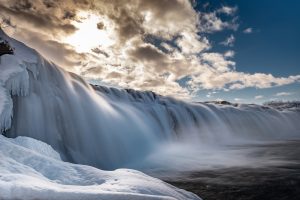 Wunderschöner versteckter Wasserfall