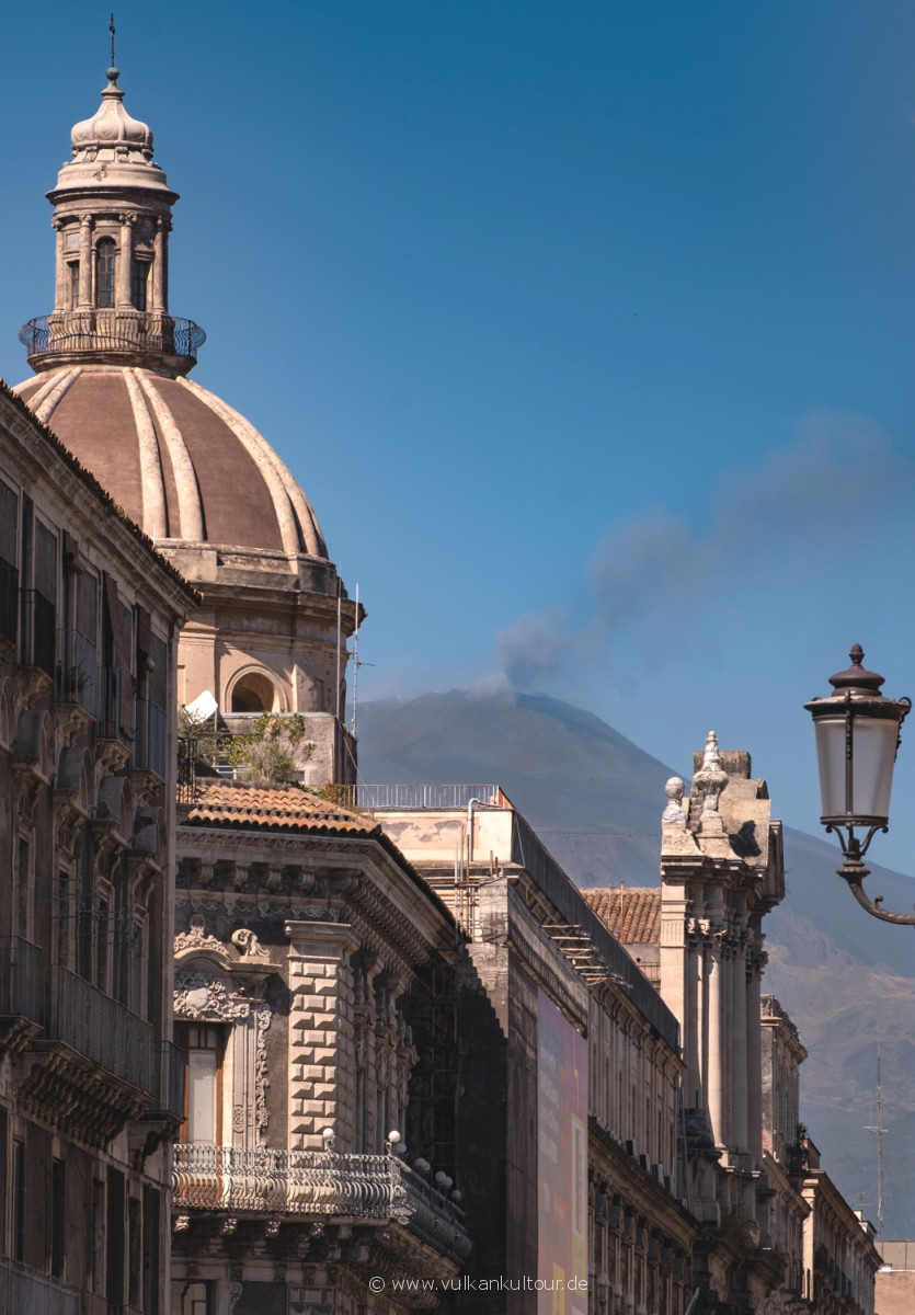 Catania - Blick von der Via Etnea zum Ätna