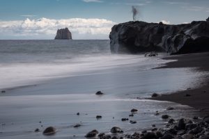 Stromboli - an der Spiaggia Lunga (Blick auf den Strombolicchio)