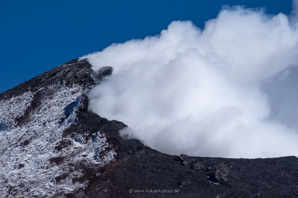 Wolken und Vulkandampf im Neuen Südostkrater des Ätna (NSEC)