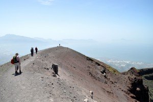 In exklusiver Kleingruppe um den Vesuvkrater herum