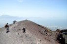 In exklusiver Kleingruppe um den Vesuvkrater herum