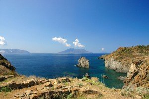 Panarea Capo Milazzese (im Hintergrund Lipari, Salina und Filicudi) - © Sergiy Bondarenko