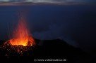 Stromboli - fallende Bomben nach einer Explosion