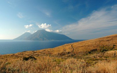 Lipari - Westküste mit Blick auf Salina (© Sergiy Bondarenko)