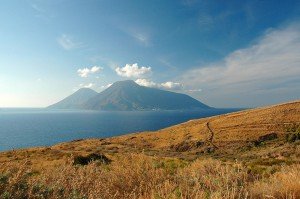 Lipari Westküste - Blick nach Salina - © Sergiy Bondarenko