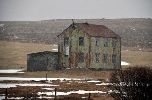 Verlassenes haus auf der Melrakkaslétta-Halbinsel