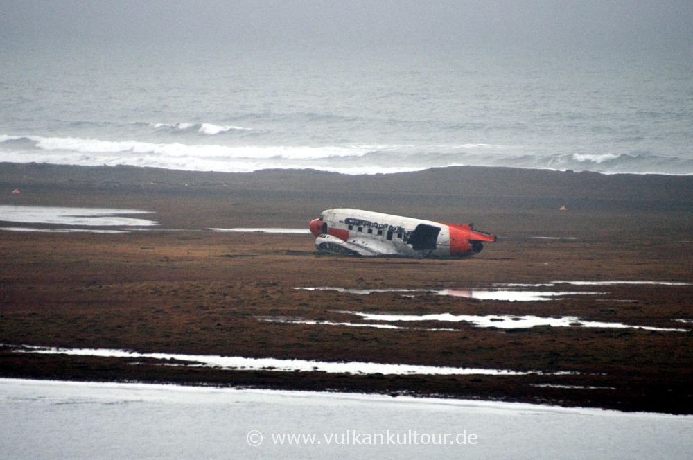 Flugzeugwrack bei Þorshöfn