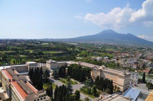 Blick vom modernen über das antike Pompeji bis zum Vesuv