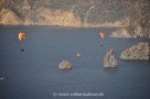 Gleitschirmflieger auf Vulcano - im Hintergrund Liparis Westküste
