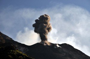 Stromboli - Blick von der sciara del fuoco - heftiger Ausbruch des NE-Kraters