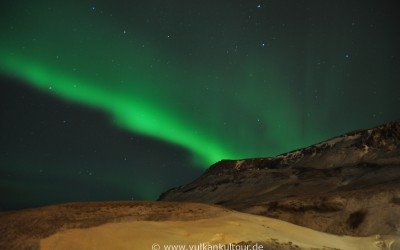 Kräftige Nordlichter über unserem Hotel in Hveragerði