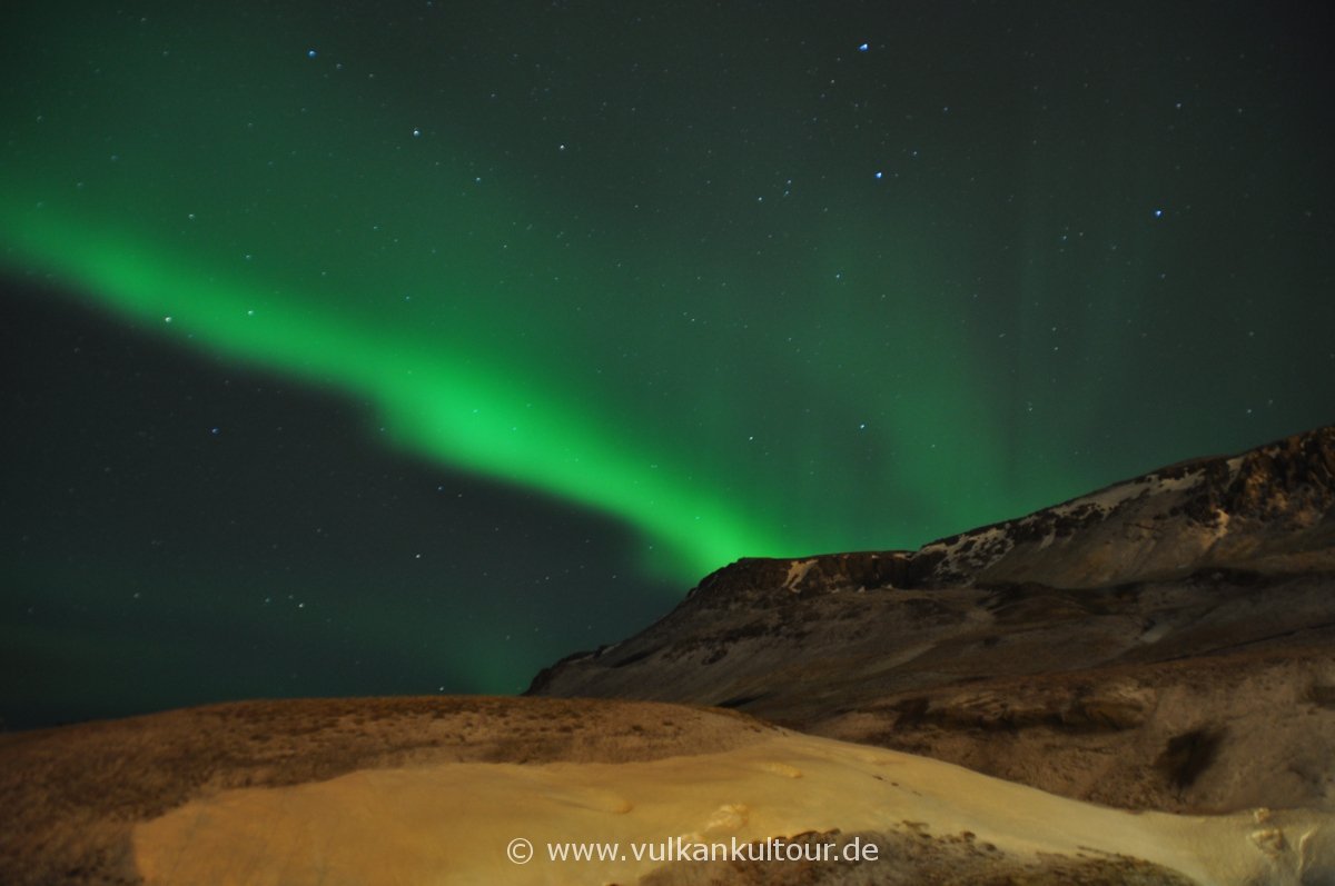 Kräftige Nordlichter über unserem Hotel in Hveragerði