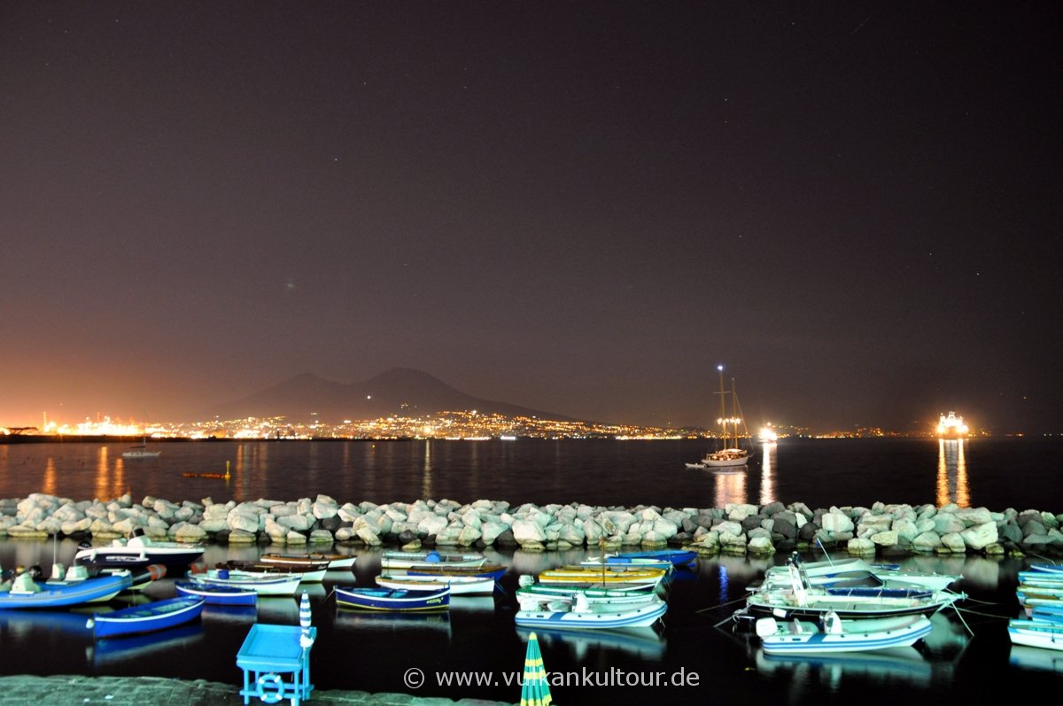 Golf von Neapel in der Nacht