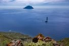 Filicudi; Panoramablick auf die Häuser von Siccagni, die Felsnadel La Canna und die Nachbarinsel Alicudi