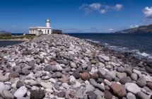 Steinstrand und Leuchtturm von Lingua