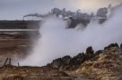 Heiße Quelle Gunnuhver und Reykjanesvirkjun-Geothermalkraftwerk