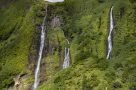 Unzählig Wasserfälle bestimmen die Szenerie an Flores' Westküste