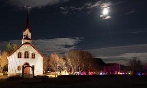 Kotstrandarkirkja mit Weihnachtsbeleuchtung