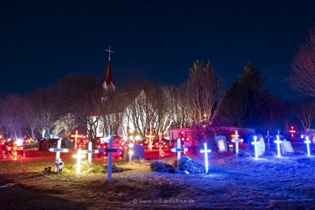 Kotstrandarkirkja mit Weihnachtsbeleuchtung