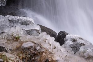 Eisblumen am Wasserfall