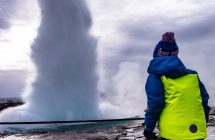 Gysir Strokkur - Island ist ein tolles Reiseziel mit Kindern!
