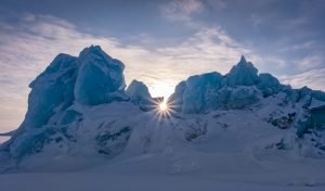 Eisberg im Packeis eingelschlossen