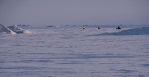 Mit dem Schneemobil über den zugefrorenen Fjord