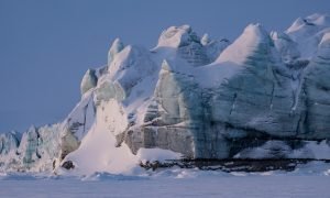 Der Königsbergbreen kalbt in die Mohnbukta