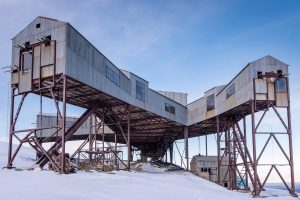 Die Taubanesentralen hoch über Longyearbyen