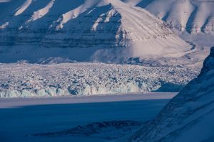 Der Tunabreen kalbt in den Tempelfjord