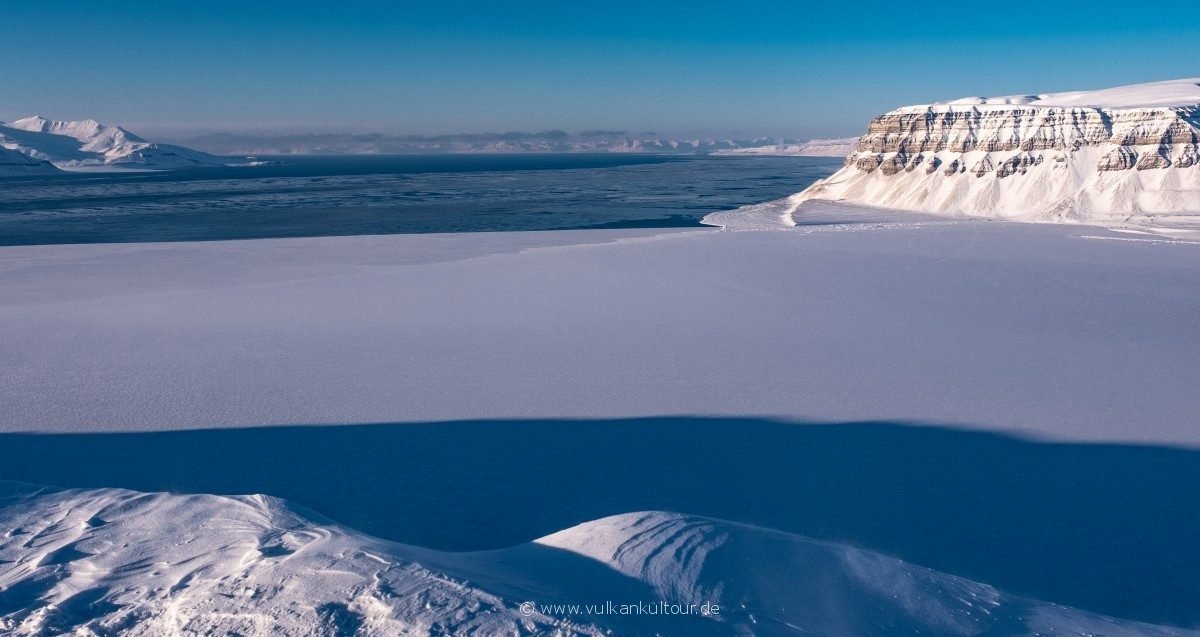 Blick über den zugefrorenen Tempelfjord