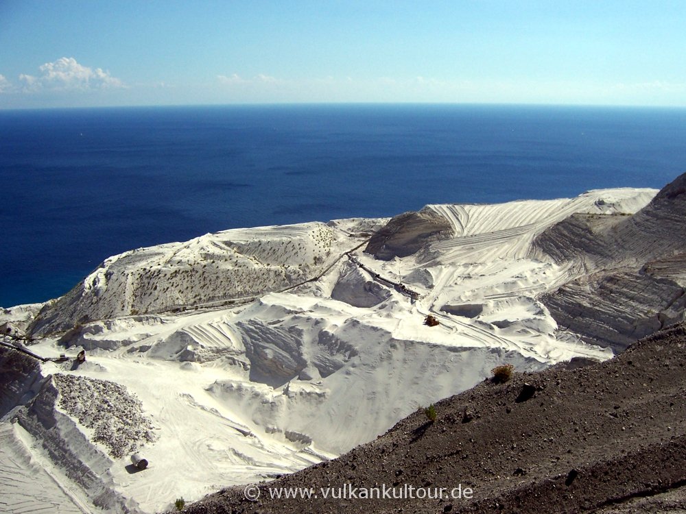 Bimssteinbruch auf Lipari (kurz nach der Stilllegung)