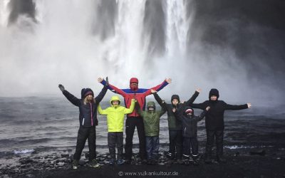 Kinder-Islandreise - am Skógafoss