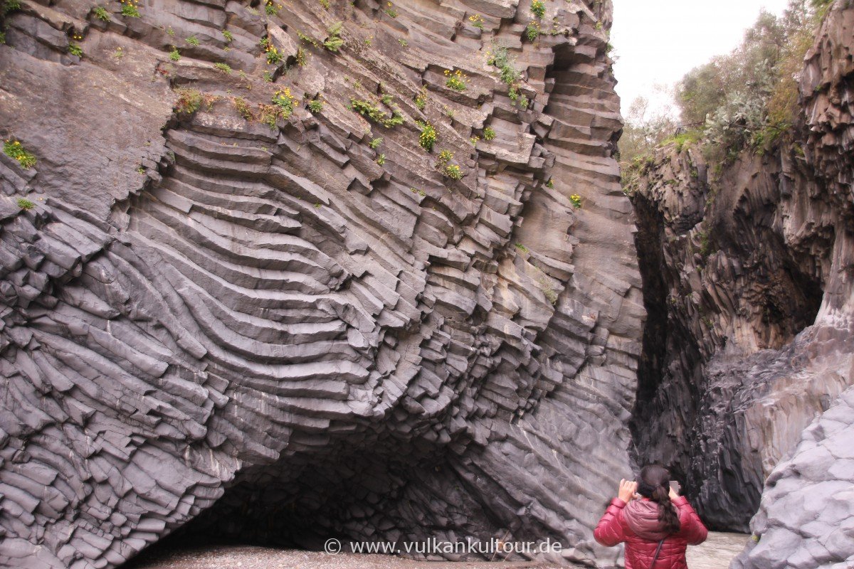 Ätna - in den Gole di Alcantara. Bizarre Basaltsäulen formen die Schluchten unweit Taorminas