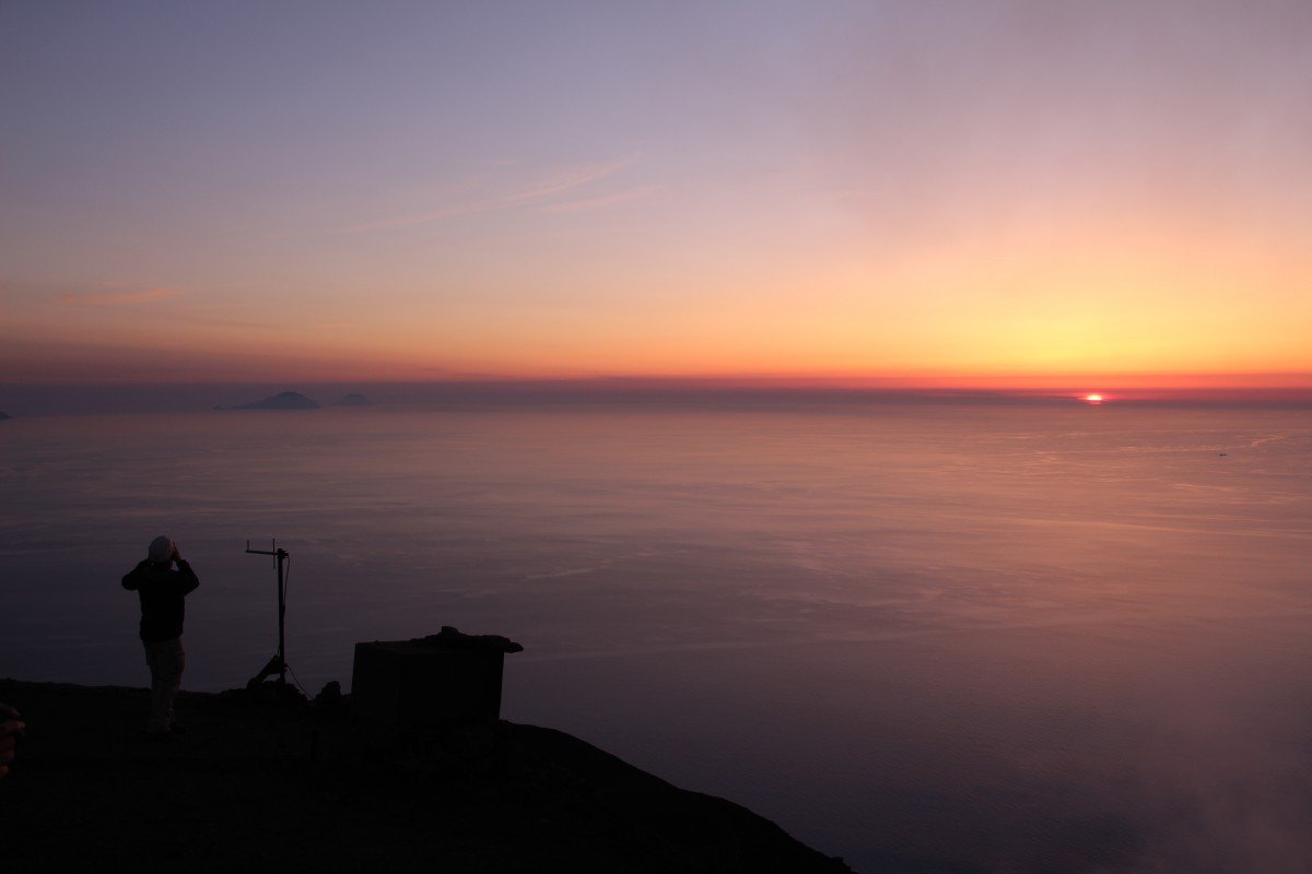 Stromboli - Sonnenuntergang vom Gipfel aus gesehen. Filicudi und Alicudi sind noch schwach auszumachen; im Rücken von uns der aufgehende Vollmond