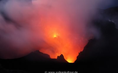 Stromboli - waberndes Rotorange in mehreren Bocche, Mündern...