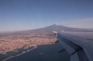 Ätna - Abflug von Catania. Die Dame grüßt mit einer Aschefahne, durch die wir gleich hindurchfliegen werden