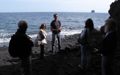 Geologiestunde auf Stromboli an der Grotta di Eolo - Bild © Dr. Klaus Demberg