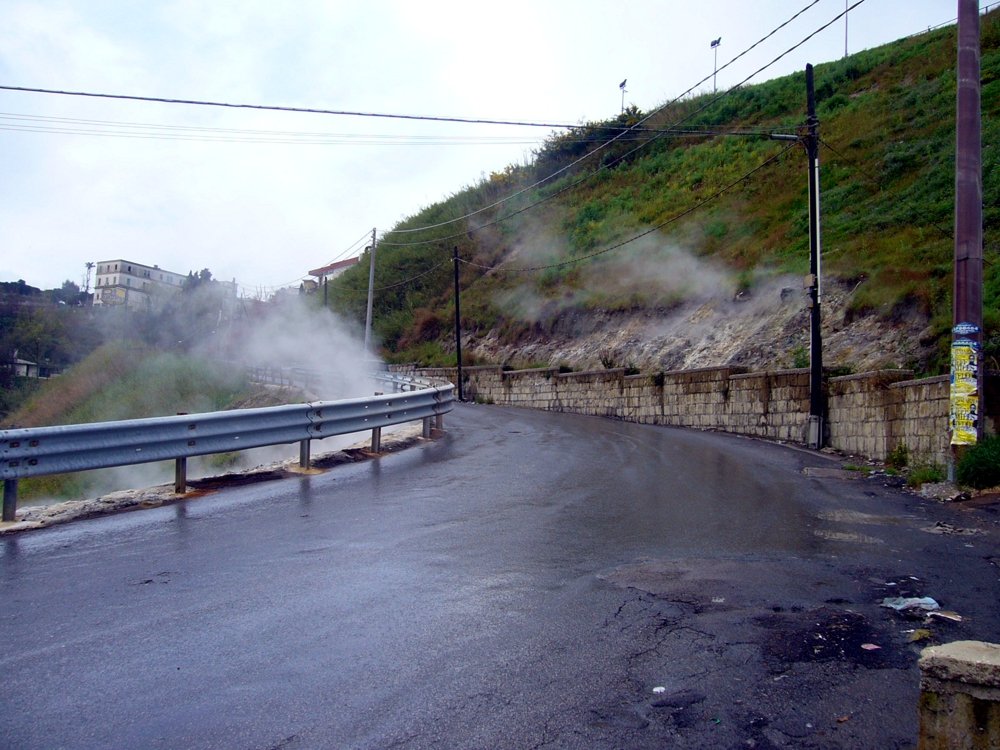 Dampfende Straße in den Phlegräischen Feldern (© Martin Pachaly)