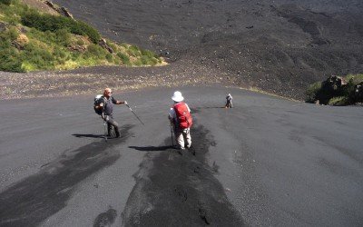 Wilder Abstieg auf dem Canallone della Montagnola ins Vale del Bove (Foto © Katrin Gärtner)