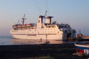 Ankunft auf Stromboli mit der Siremar-Fähre (Laurana / Sansovino)