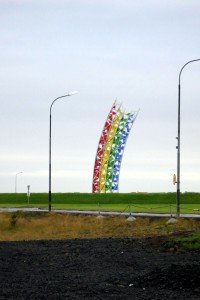Regenbogenskulptur am Flughafen Keflavík