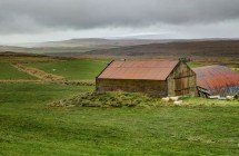 Einsamer Hof bei Fluðir (© Radmila Kerl)