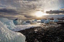 Schwarzer Strand mit Eisbrocken (© Radmila Kerl)