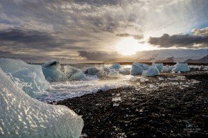 Schwarzer Strand mit Eisbrocken (© Radmila Kerl)