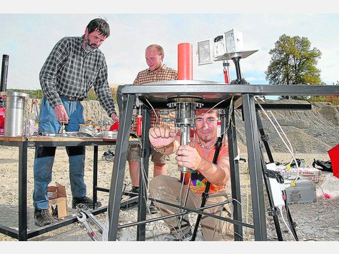 Kompromiss zwischen Labor und Natur: Ulrich Küppers (v.) und seine Kollegen treffen die letzten Vorbereitungen für das explosive Experiment. foto: leder